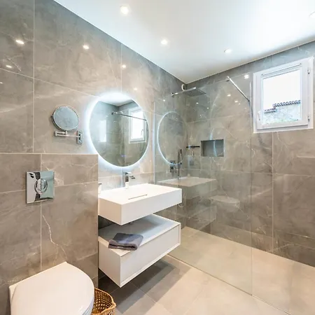 One Of A Kind 6 Bedroom 6 Bath Sauna Jacuzzi Pool Just 15 Mns Off Town Semesterbostad Cannes