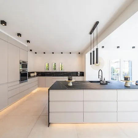 One Of A Kind 6 Bedroom 6 Bath Sauna Jacuzzi Pool Just 15 Mns Off Town 戛纳