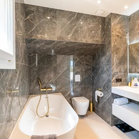 度假居 One Of A Kind 6 Bedroom 6 Bath Sauna Jacuzzi Pool Just 15 Mns Off Town 戛纳